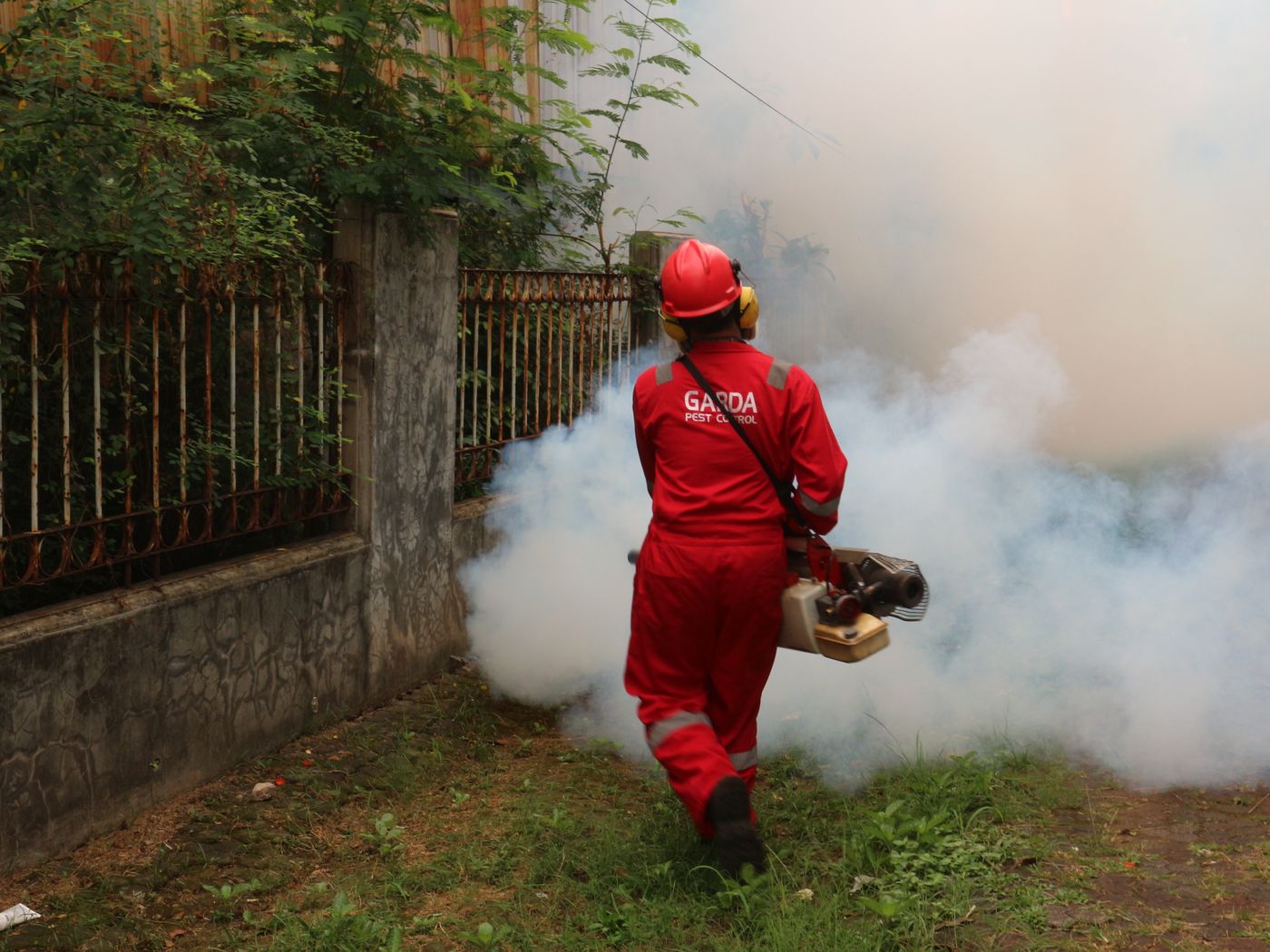 Técnico em atendimento de dedetização e controle de pragas